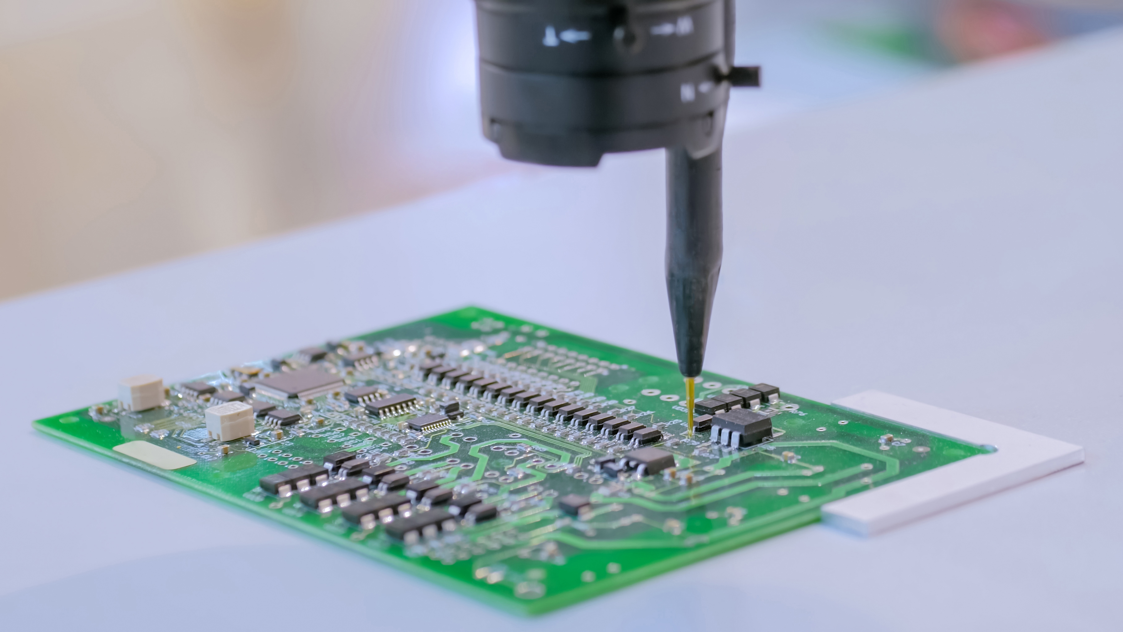 Difference between SMT and through-hole technology